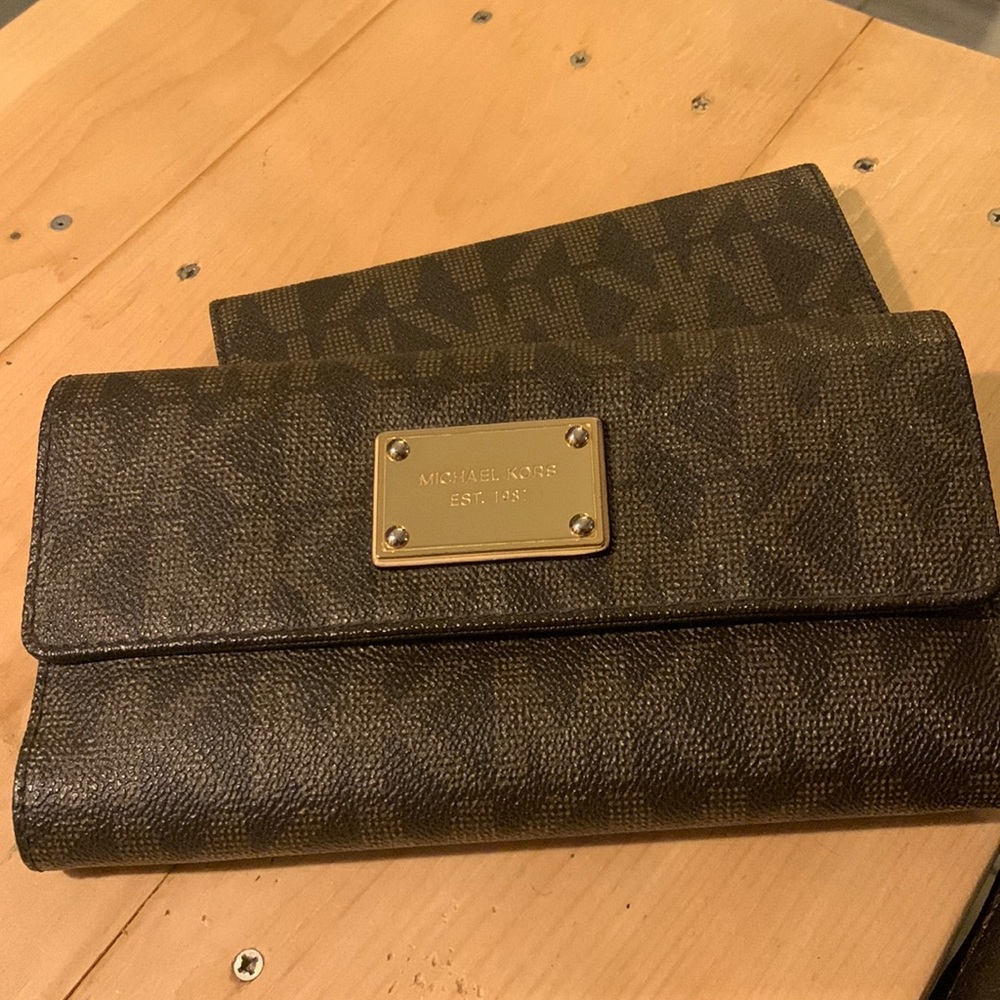 Michael Kors MK Signature Jet Set checkbook wallet